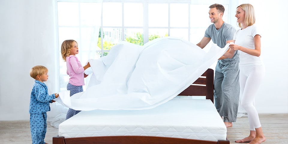 Wie Sie Ihre Matratze reinigen und Flecken entfernen ...